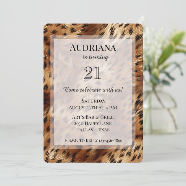 Chic Cheetah Animal Print Birthday Einladung (Stehend Vorderseite)