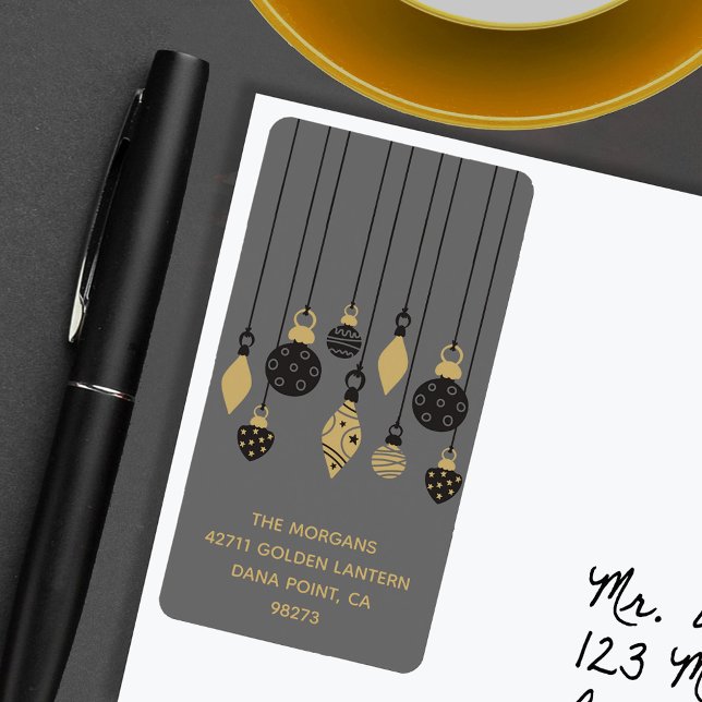 Chic Christmas Ornaments Weihnachtsansprache Adressaufkleber (Chic black and gold Christmas tree ornaments on grey holiday return address labels)