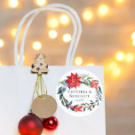 Chic Christmas Poinsettia Blumenzeremonie Runder Aufkleber<br><div class="desc">Dieser wunderschöne Hochzeitsaufkleber im Urlaubssaal zeichnet sich durch eine wunderschöne Aquarellfarbe aus roten Poinsettia-Blume und Kiefern-Blätter zu Weihnachten aus. Elegante Winterservietten mit festlichem Blumenkranz. Personalisieren Sie dieses blumengeschmückte Mailing- oder Gastgeschenk-Accessoire mit Ihren Namen im botanischen Kreis von Kiefernnadeln und strahlenden Blume.</div>