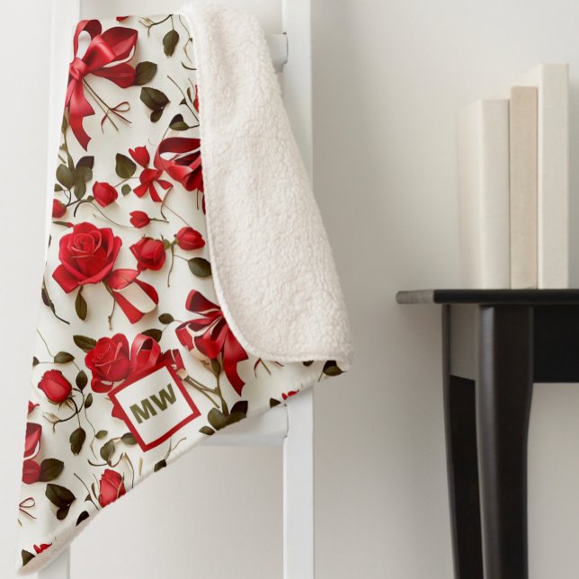 Chic Coquette rote Rosen und Bogen Monogramm Sherpadecke (Von Creator hochgeladen)