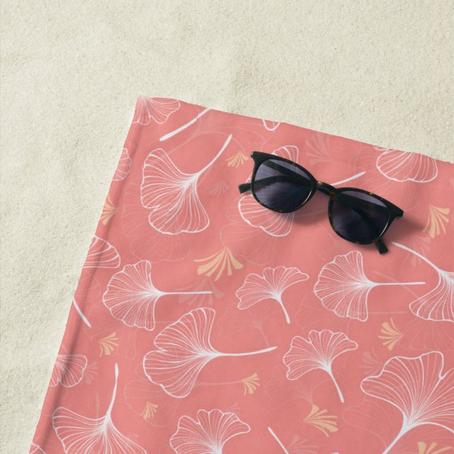 Chic Coral Ginkgo Blätter Monogram Strandtuch (Beispiel)