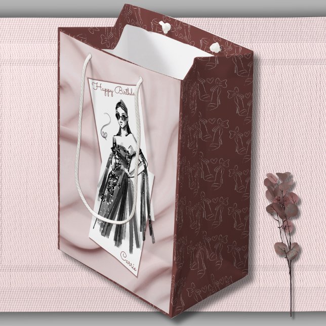 Chic Couture Mode Geburtstags Geschenktüte mittel (Chic couture birthday medium gift bag with fashion sketch and stiletto side pattern.)