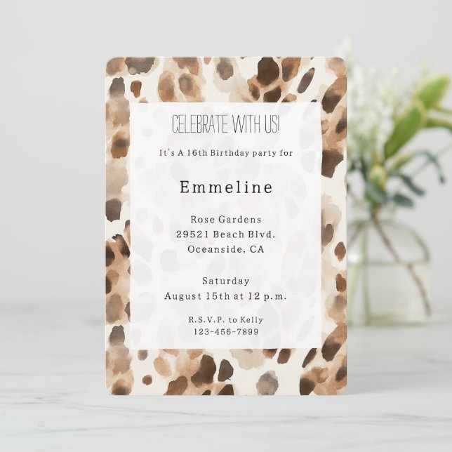Chic Cream Brown Leopard Animal Print Birthday Einladung (Stehend Vorderseite)