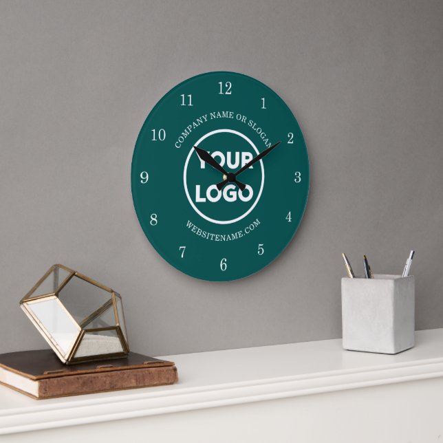 Chic Custom Business Logo und Text auf Aquamarin Große Wanduhr (Büro)