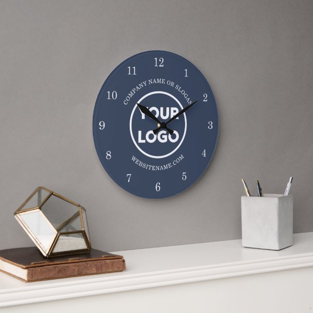 Chic Custom Business Logo und Text auf Navy Blue Große Wanduhr (Büro)