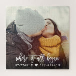 Chic Custom Coordinates Brush Script-Foto<br><div class="desc">Moderne, schicke Schrift Typografie Design Lesen ' Wo alles begann ' über Ihre individuellen Koordinaten des Ortes, wo Sie Ihre geliebte Person getroffen. Ihr Lieblings-Foto macht dies zu einem einzigartigen Geschenk für den Valentinstag, für Neuvermählte oder zum Hochzeitstag. Unser persönliches Foto-Puzzle bietet Ihnen sowohl romantische als auch trendige Stilrichtungen, die...</div>