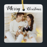 Chic Custom Family Paar Foto Holiday Christmas Keramikornament<br><div class="desc">Chic custom holiday ceramic ornament with the words "Merry Christmas" in an elegant black script machen with a white background. Click "Personalize" to add a special foto of your family or you and your husband or wife and perhaps even your pets. Click "Click to customize further" to add text and...</div>