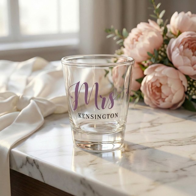 Chic Custom Mrs Newlywed Typography Schnapsglas (Von Creator hochgeladen)