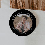 Chic Dark Black Glückwunschs Grad Foto Abschluss Button<br><div class="desc">Diese schicke,  dunkle Glückwunsch grad Foto Abschluss Taste ist perfekt für einen modernen Abschluss. Das einfache,  dunkle Design besticht durch klassisch minimalistische Schwarz-Weiß-Typografie und ein stilvolles,  elegantes Ambiente. Anpassbar in jeder Farbe. Personalisieren Sie Ihre Button-Taste mit einem Foto,  dem Namen des Absolventen und der Klasse Jahr.</div>