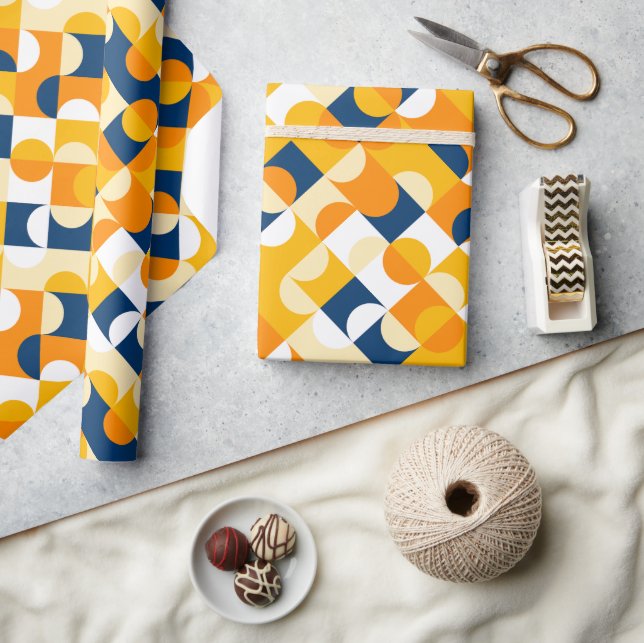 Chic Dark Blue Sunny Yellow Circles Art Pattern Geschenkpapier (Kunsthandwerk)