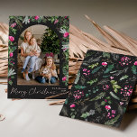 Chic Dark Gray & Bright Pink Green Arch 1 Foto Feiertagskarte<br><div class="desc">Diese Kollektion besticht durch leuchtend rosa Aquarellen,  Beeren und Wintergrün mit moderner und eleganter Typografie,  die im Winter mit botanischen Mustern geschmückt ist.</div>