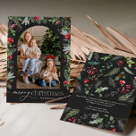 Chic Dark Gray Modern Arch 1 Foto Frohe Weihnachte Feiertagskarte<br><div class="desc">Diese Kollektion besticht durch Aquarellblumen,  Beeren und Wintergrün mit moderner und eleganter Typografie,  mit einem botanischen Wintermuster zurück.</div>