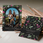 Chic Dark Gray Pink Greenerage Foliage Arch Foto Feiertagskarte<br><div class="desc">Diese Kollektion besticht durch leuchtend rosa Aquarellen,  Beeren und Wintergrün mit moderner und eleganter Typografie,  die im Winter mit botanischen Mustern geschmückt ist.</div>