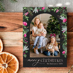 Chic Dark Gray Pink Greenery Arch Weihnachtsfest F Feiertagskarte<br><div class="desc">Diese Kollektion besticht durch leuchtend rosa Aquarellen,  Beeren und Wintergrün mit moderner und eleganter Typografie,  die im Winter mit botanischen Mustern geschmückt ist.</div>