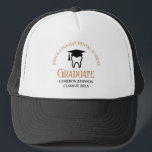 Chic Dental School Custom Dentist Abschluss Truckerkappe<br><div class="desc">Dieser schicke Abschluss für Zahnarztpraxis,  der einen Zahn trägt,  der für den Zahnarztdiplom 2024 eine Abstufungshülle trägt. Passen Sie sich mit Ihrem geschlossen Jahr an für ein großes personalisiertes Geschenk für Zahnheilkunde,  Kieferorthopädie oder Zahnarzt Abschluss.</div>