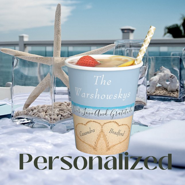 Chic Dusty Blue Beach Hochzeit 2 Herzen in Sand Pappbecher (Von Creator hochgeladen)