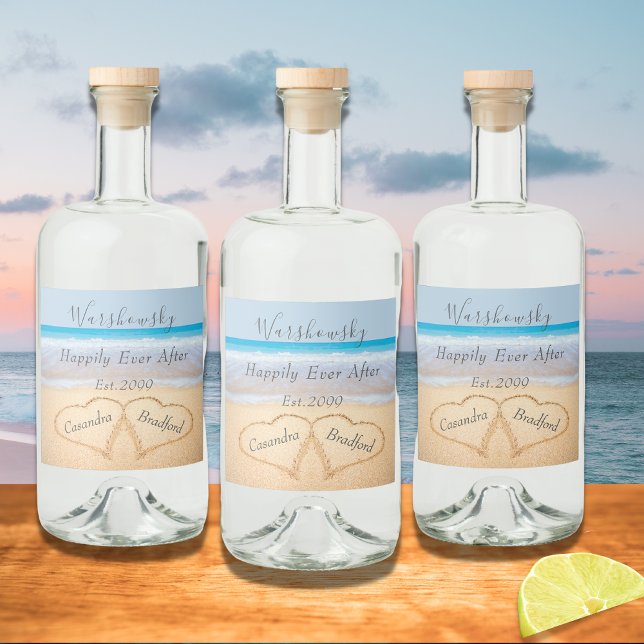 Chic Dusty Blue Beach Wedding 2 Heart Sand Alkoholflaschenetikett (Von Creator hochgeladen)