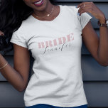 Chic Dusty Pink Bold Script Bridge Name T-Shirt<br><div class="desc">Feiern Sie Ihren Bachelorette mit diesem eleganten,  minimalistischen T - Shirt mit kühnen rosa Typografie und elegantem Kalligraphienamen. Fügen Sie einfach Ihre eigenen Daten hinzu,  indem Sie auf die Option "Personalisieren" klicken.</div>