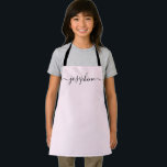 Chic Elegant Moderner Skriptname Schürze<br><div class="desc">Sie Liebe eine personalisierte Schürze,  während sie diese Goodies backt,  köstliche Geschirr kocht oder mit ihren Pflanze arbeitet. Ein perfektes Geschenk,  um ihre Talente zu fördern. Schwarzes Skript für den Namen mit langjährigen Schwanz-Verzierungen. Siehe andere Schürze.</div>