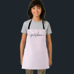 Chic Elegant Moderner Skriptname Schürze<br><div class="desc">Sie Liebe eine personalisierte Schürze,  während sie diese Goodies backt,  köstliche Geschirr kocht oder mit ihren Pflanze arbeitet. Ein perfektes Geschenk,  um ihre Talente zu fördern. Schwarzes Skript für den Namen mit langjährigen Schwanz-Verzierungen. Siehe andere Schürze.</div>