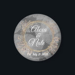 Chic Feathers Floral Wreath Wedding   Magnet<br><div class="desc">Chic silberne Federn in glänzender silberner Kulisse kombiniert mit einem goldfarbenen eleganten Blumenkranz,  wo Sie es für Ihre Veranstaltung individuell gestalten können. Teil der stilvollen trendy Wedding Geschenksammlung.</div>