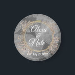 Chic Feathers Floral Wreath Wedding   Magnet<br><div class="desc">Chic silberne Federn in glänzender silberner Kulisse kombiniert mit einem goldfarbenen eleganten Blumenkranz,  wo Sie es für Ihre Veranstaltung individuell gestalten können. Teil der stilvollen trendy Wedding Geschenksammlung.</div>