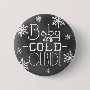 Chic Festive Chalkboard Baby ist kalt draußen Button