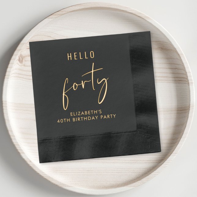 Chic fête du 40e anniversaire (Elevate your 40th birthday party decor with these chic black and gold foil napkins)