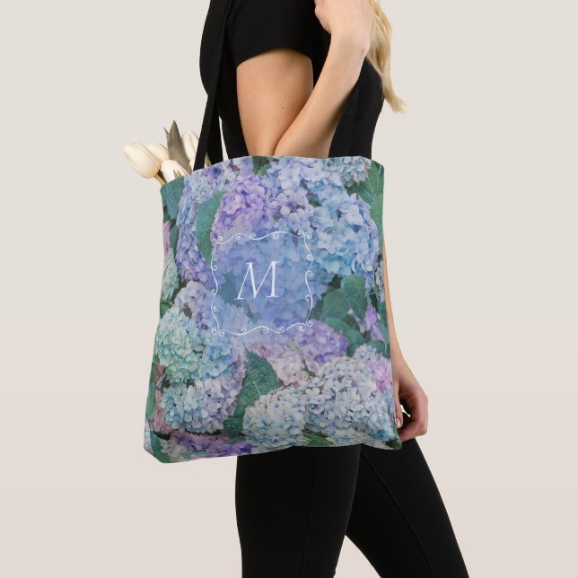 Chic Floral Blue Lila Hydrangea Monogramm Tasche (Von Nahem)