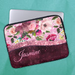 Chic floral Burgundy rosa lila Glitzer Monogramm Laptopschutzhülle<br><div class="desc">Hübsches, elegantes, mädchenhaftes Design in lila bordeauxfarbenem Imitat und rosa Glitzer, um eine besondere stilvolle Laptop-Hülle zu schaffen. Fügen Sie Ihrem Büro, Ihrem Schreibtisch oder Ihrem persönlichen Raum einen stilvollen individuelle Name und eine monografische Laptop-Hülle hinzu. Das perfekte Accessoire für ein modernes Mädchen oder eine modische Frau. Schönes, modernes und...</div>