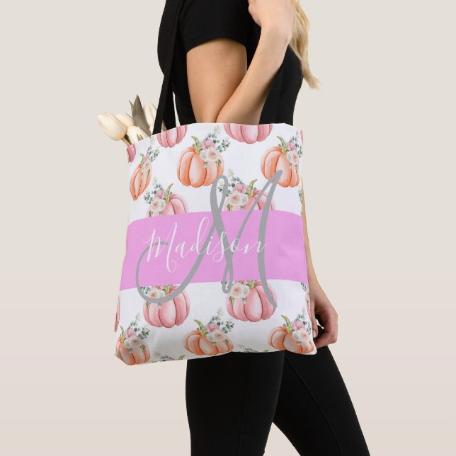 Chic Floral White Pink Peach Pumpkin Monogram Name Tasche (Von Nahem)