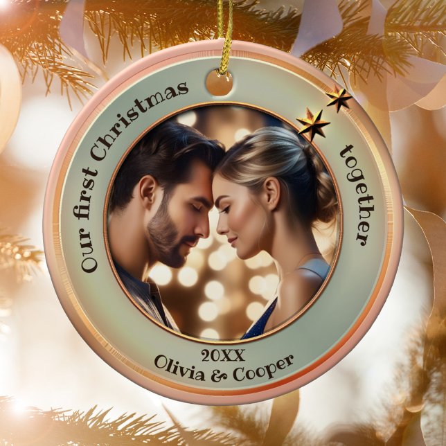 Chic Foto Rose Goldene Weihnachten Keramik Ornament (First Christmas together ornament featuring your photo on a green and rose gold design with stars)