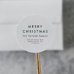 Chic Frory Christmas Rücksendeadresse Envelope Runder Aufkleber<br><div class="desc">Diese schicken Sticker aus der frohen Weihnachtszeit-Rücksendeadresse eignen sich perfekt für einen modernen Urlaubskarte oder Einladungsumschlag. Das einfache Design zeichnet sich durch klassisch minimalistische schwarz-weiße Typografie mit einem rustikalen Bohustempfinden aus. Anpassbar in jeder Farbe. Behalt das Design minimal und elegant, wie es ist, oder personalisiere es durch Hinzufügen von eigenen...</div>