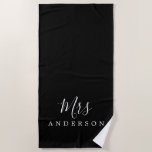 Chic Future Frau Black and White Monogram Strandtuch<br><div class="desc">Chic schwarz-weiß mit Monogramm Badtuch mit dem Text Frau in weiß elegante Drehkalligrafie. Sie können dieses luxuriöse Badetuch mit Ihrem verheirateten Namen anpassen. Perfektes Geschenk für das neue Paar mit dem passenden Mr. Beach Handtuch oder für das Brautparty. Exklusiv für Sie entworfen von Happy Dolphin Studio. Wenn Sie Hilfe oder...</div>