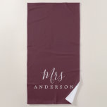 Chic Future Frau Burgund Monogram Strandtuch<br><div class="desc">Chic bordeauxfarbenes mit Monogramm Strandtuch mit dem Text Mrs. in weißer, eleganter Schrift Kalligrafie. Sie können dieses luxuriöse Badetuch mit Ihrem verheirateten Namen anpassen. Perfektes Geschenk für das neue Paar mit dem passenden Mr. Beach Handtuch oder für das Brautparty. Exklusiv für Sie entworfen von Happy Dolphin Studio. Wenn Sie Hilfe...</div>