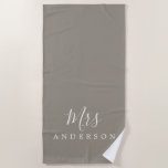 Chic Future Frau Gray Monogram Strandtuch<br><div class="desc">Chic graues mit Monogramm Strandtuch mit dem Text Mrs. in weiß elegante Schrift Kalligrafie. Sie können dieses luxuriöse Badetuch mit Ihrem verheirateten Namen anpassen. Perfektes Geschenk für das neue Paar mit dem passenden Mr. Beach Handtuch oder für das Brautparty. Exklusiv für Sie entworfen von Happy Dolphin Studio. Wenn Sie Hilfe...</div>