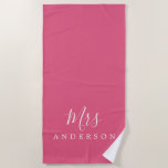 Chic Future Frau Hot Pink Monogram Beach Handtuch<br><div class="desc">Chic mit Monogramm Badtuch mit dem Text Mrs. in weiß elegante Drehkalligrafie auf einem heißen rosa Hintergrund. Sie können dieses luxuriöse Badetuch mit Ihrem verheirateten Namen anpassen. Perfektes Geschenk für das neue Paar mit dem passenden Mr. Beach Handtuch oder für das Brautparty. Exklusiv für Sie entworfen von Happy Dolphin Studio....</div>