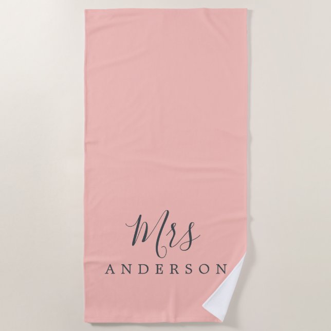 Chic Future Frau Pastel Pink Monogram Strandtuch (Vorderseite)