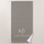 Chic Future Mr. Gray Monogram Strandtuch<br><div class="desc">Chic graues mit Monogramm Strandtuch mit dem Text Mr. in weißer eleganter Schrift Kalligrafie. Sie können dieses luxuriöse Badetuch mit Ihrem verheirateten Namen anpassen. Perfekte Geschenkidee für das frisch verheiratete Paar mit dem passenden Strandtuch oder für das Brautparty. Exklusiv für Sie entworfen von Happy Dolphin Studio. Wenn Sie Hilfe oder...</div>