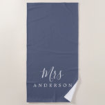 Chic Future Mrs Blue Indigo Monogram Strandtuch<br><div class="desc">Chic blaues Indigo mit Monogramm Strandtuch mit dem Text Mrs. in weißer eleganter Schrift Kalligrafie. Sie können dieses luxuriöse Badetuch mit Ihrem verheirateten Namen anpassen. Perfekte Geschenkidee für das frisch verheiratete Paar mit dem passenden Mr. Strandtuch oder für das Brautparty. Exklusiv für Sie entworfen von Happy Dolphin Studio. Wenn Sie...</div>