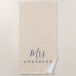 Chic Future Mrs. Ivory Monogram Strandtuch<br><div class="desc">Chic Elfenbeinhandtuch mit Monogramm mit dem Text Mrs. in marineblau elegante Schrift Kalligraphie. Sie können dieses luxuriöse Badetuch mit Ihrem verheirateten Namen anpassen. Perfekte Geschenkidee für das frisch verheiratete Paar mit dem passenden Mr. Strandtuch oder für das Brautparty. Exklusiv für Sie entworfen von Happy Dolphin Studio. Wenn Sie Hilfe oder...</div>
