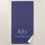 Chic Future Mrs Navy Blue Monogram Strandtuch<br><div class="desc">Chic marineblau mit Monogramm Strandtuch mit dem Text Mrs. in weißer eleganter Schrift Kalligraphie. Sie können dieses luxuriöse Badetuch mit Ihrem verheirateten Namen anpassen. Perfekte Geschenkidee für das frisch verheiratete Paar mit dem passenden Mr. Strandtuch oder für das Brautparty. Exklusiv für Sie entworfen von Happy Dolphin Studio. Wenn Sie Hilfe...</div>