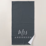 Chic Future Mrs Off-Black Monogram Strandtuch<br><div class="desc">Chic off-schwarz mit Monogramm Badetuch mit dem Text Mrs. in weißer eleganter Schrift Kalligrafie. Sie können dieses luxuriöse Badetuch mit Ihrem verheirateten Namen anpassen. Perfekte Geschenkidee für das frisch verheiratete Paar mit dem passenden Mr. Strandtuch oder für das Brautparty. Exklusiv für Sie entworfen von Happy Dolphin Studio. Wenn Sie Hilfe...</div>