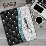 Chic Girl Imitate Silver Glitzer Schwarz aquamarin Mousepad<br><div class="desc">Fügen Sie Ihrem Zuhause-Büro oder Studentenwohnheim mit diesem personalisierten Mauspad eine Touch Glitzer und Glanz hinzu. Dieses elegante Design-Template verfügt über elegante mädchenhafte Imitate silber aquamarin türkisfarbenen Aqua-Glitzer und Nashörner mit schwarzem Tuffstein-Design. Um es besonders zu machen, ist es auch mit Monogramm und personalisiert mit dem Namen in gelb. Klicken...</div>