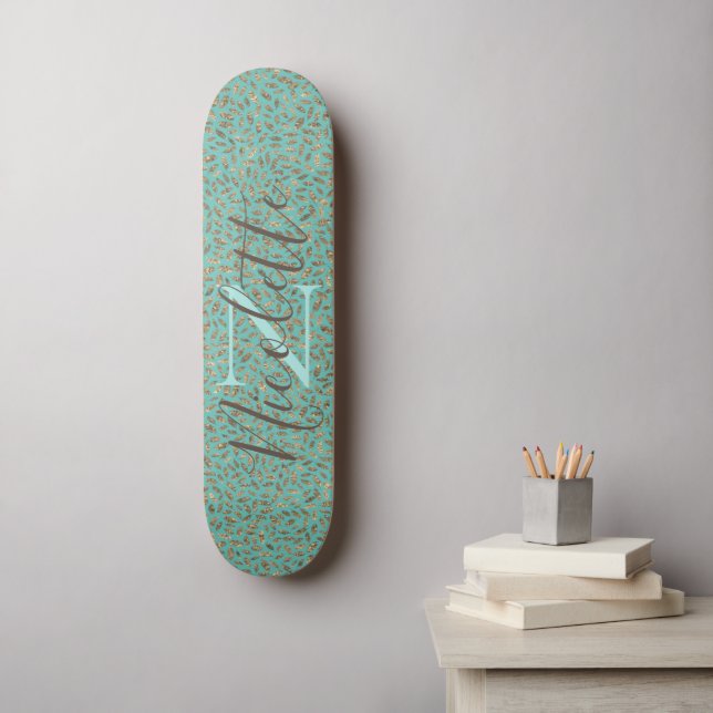 Chic Glittery Feathers Monogram Skateboard (Wandkunst)