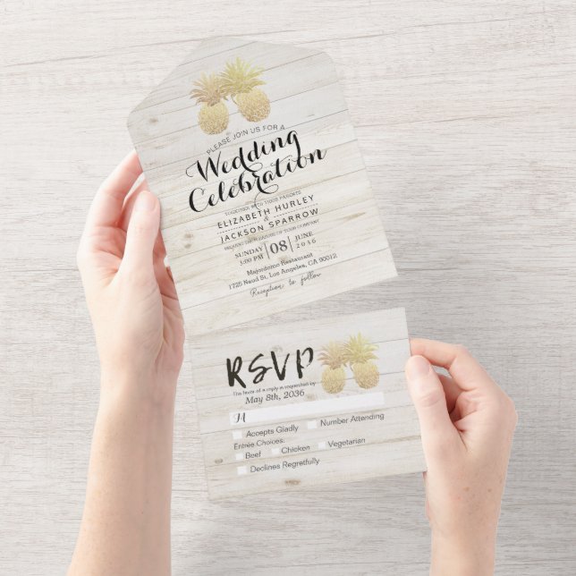 Chic Gold Ananas Couple White Wood Wedding RSVP All In One Einladung (Abreißen)