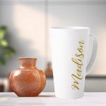 Chic Gold Fügen Sie Ihr handgeschriebenes Skript b Milchtasse<br><div class="desc">Eine schicke personalisierte goldfarbene monogramm latte Tasse für ein Mädchen,  das einfache,  handgeschriebene Geschenke Liebe. Schönes kursives Drehbuch an der Seite Ihrer Flasche,  das Ihren Namen in eleganter Typografie ausdrückt.</div>