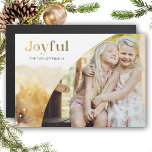 Chic Gold Joyful Script mit kurvem Foto Magnetkarte<br><div class="desc">Das schicke, moderne Urlaubsdesign besticht durch ein schlankes, individuelles "Joyful"-Skript im Goldgradientenstil mit einer einzigartigen geschwungenen Fotomodelle und einer subtilen goldenen Aquarelllandschaft.</div>