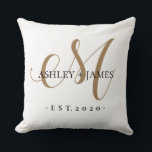 Chic Gold M Monogram Script Name Wedding Date Kissen<br><div class="desc">Chic, modern gold mit Monogramm Hochzeitskissen im Freien mit Ihren Namen und Jahr etabliert in schwarz elegante handgeschriebene Schrift Kalligraphie und klassische Typografie mit einem goldenen M Monogramm auf weißem Hintergrund. Fügen Sie einfach Ihre Namen, Monogramm und Jahr unten festgelegt hinzu. Stilvolles Design und perfekte Dekoration für Hochzeitstische. Kontaktieren Sie...</div>