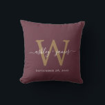 Chic Gold Monogram Burgundy Wedding Date Keepake Kissen<br><div class="desc">Elegantes mit Monogramm Hochzeitskissen mit Ihren Namen und Hochzeitsdatum in weißer handgeschriebener Chic-Schrift-Kalligraphie und Goldmonogramm in moderner Typografie auf bordeauxfarbenem Hintergrund. Fügen Sie einfach Ihre Namen, Monogramm und Hochzeitstermin ein. Großartiges Geschenk für ein frisch verheiratetes Paar. Exklusiv für Sie entworfen von Happy Dolphin Studio. Wenn Sie Hilfe oder passende Produkte...</div>